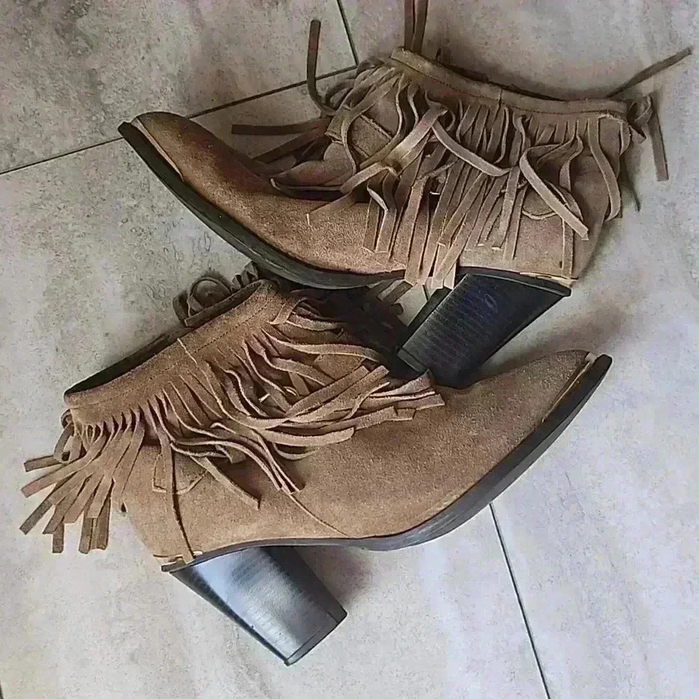 Genuine suede ankle booties with fringes
